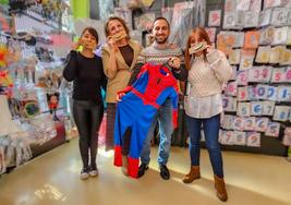 Las responsables de Gambafresh reciben el disfraz de la puja.