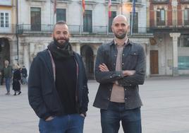 Luis y Xavier en la plaza Mayor de Burgos.