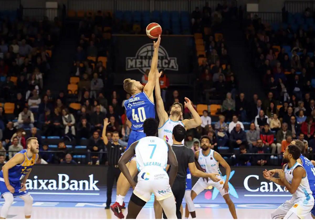 Instante del partido de la primera vuelta entre el Menorca y el San Pablo Burgos.