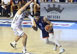 Imagen del encuentro de la primera vuelta entre el Tizona Burgos y el Baloncesto Fuenlabrada, en El Plantío.