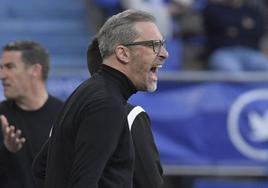 Jon Pérez Bolo, dando instrucciones desde el área técnica del Carlos Tartiere.