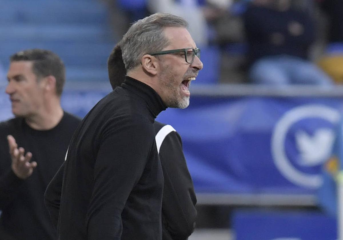 Jon Pérez Bolo, dando instrucciones desde el área técnica del Carlos Tartiere.