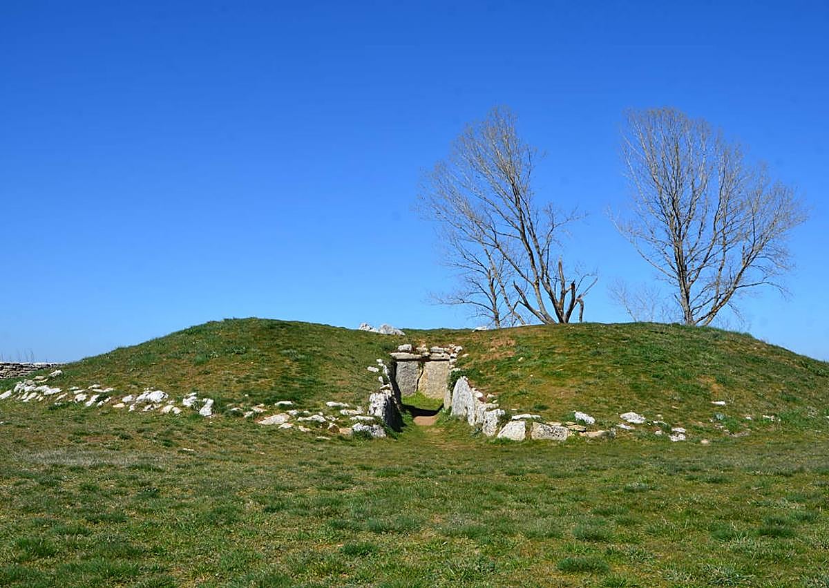 Imagen secundaria 1 - Arriba, Centro Interpretación Valle de Sedano e igleia románica; Dolmen de las Arnillas y Cañón del Ebro. 