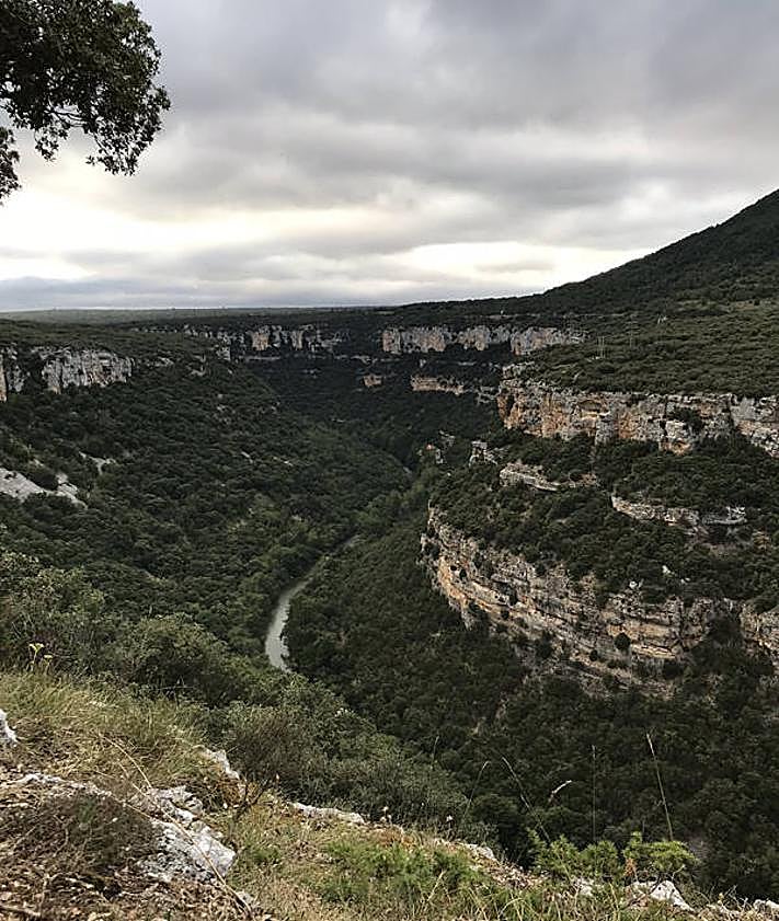 Imagen secundaria 2 - Arriba, Centro Interpretación Valle de Sedano e igleia románica; Dolmen de las Arnillas y Cañón del Ebro. 