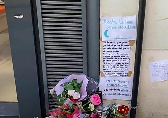 Altar improvisado en recuerdo de Adrián y Luna en el lugar donde solían ubicarse en Burgos.
