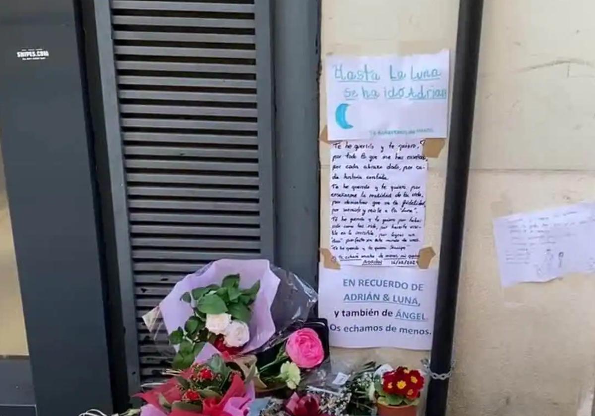 Altar improvisado en recuerdo de Adrián y Luna en el lugar donde solían ubicarse en Burgos.