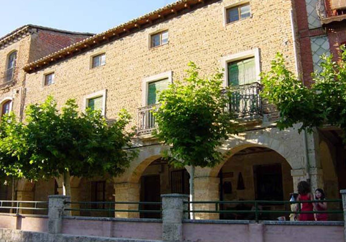 Imagen principal - Arriba, Plaza Mayor de Castrojeriz; sepulcros personajes célebres de la locadalid y puente románico.