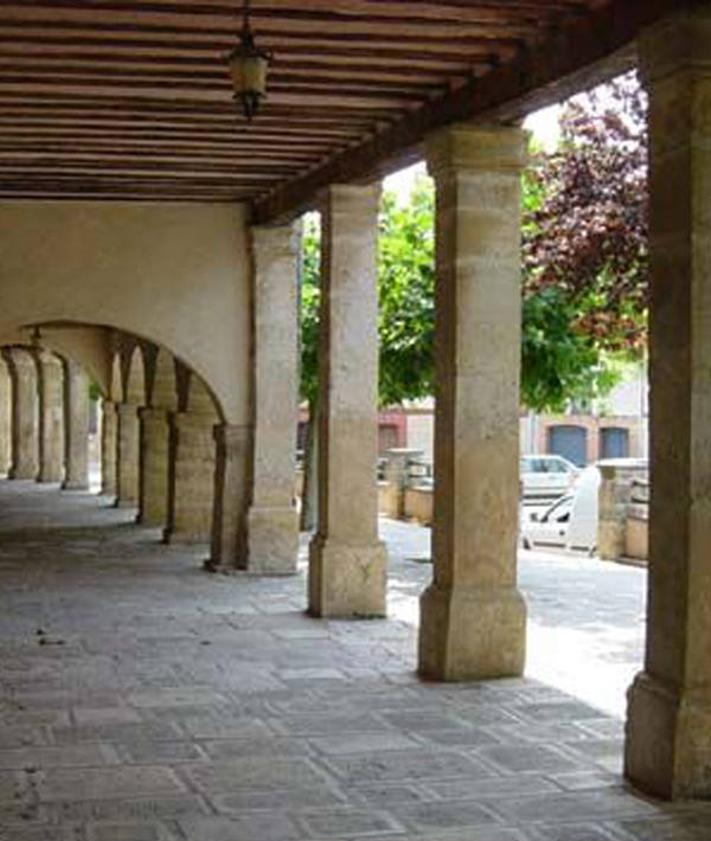 Imagen secundaria 2 - Arriba, Museo Etnográfico; vista del castillo de Castrojeriz y soportales de la Plaza Mayor.