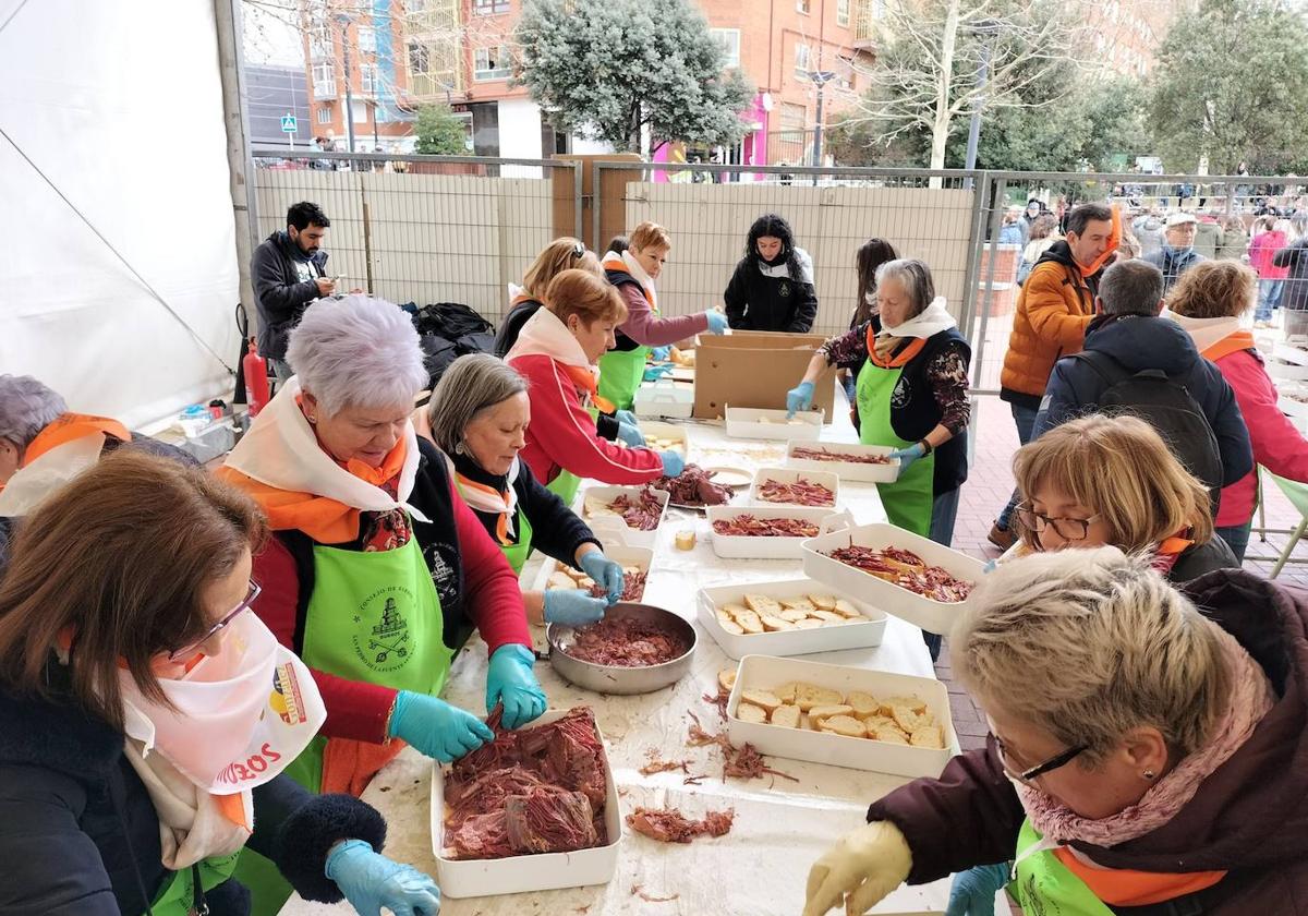 Tradicional reparto de cecina en San Pedro de la Fuente.