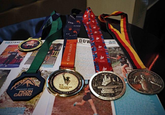 Las medallas de los tres maratones que ha corrido y otras carreras.