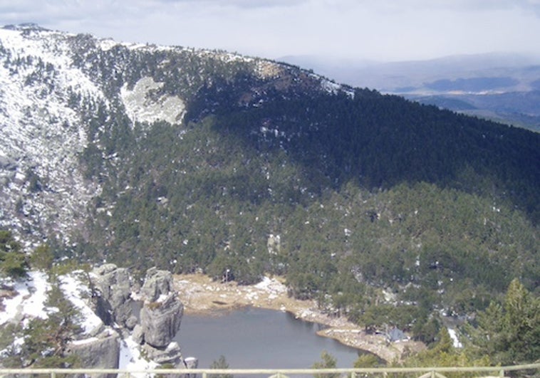 Laguna en Neila, rodeada de peñas y aguas sagradas