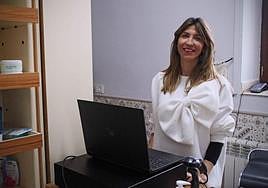 Lola Peña es la farmacéutica de Villarcayo y gestionan también el botiquín de Puente Arenas.