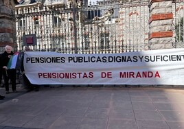 Decenas de pensionistas se han vuelto a concentrar frente a la Junta de Castilla y León