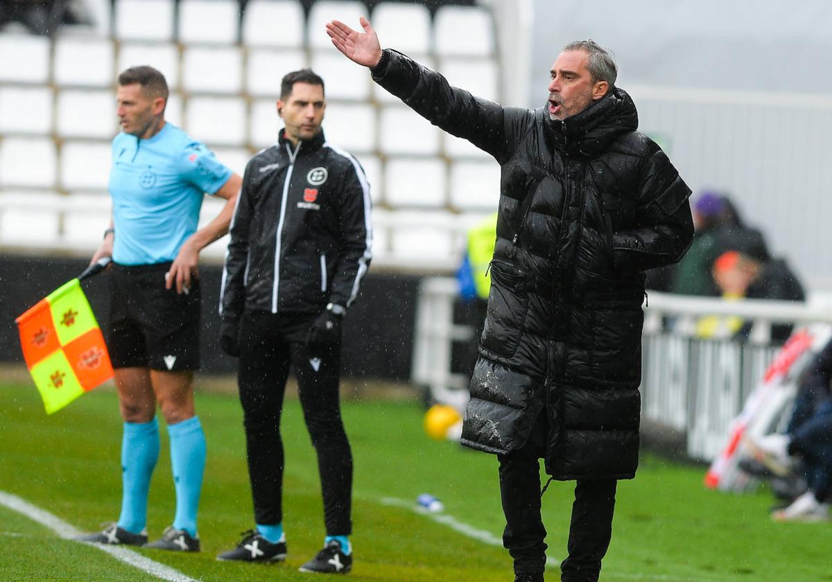 Jon Pérez Bolo, dirigiendo un partido del Burgos CF.