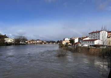 El río Ebro se desborda a su paso por Miranda