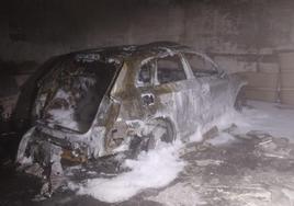 Coche calcinado en un garaje de Burgos.