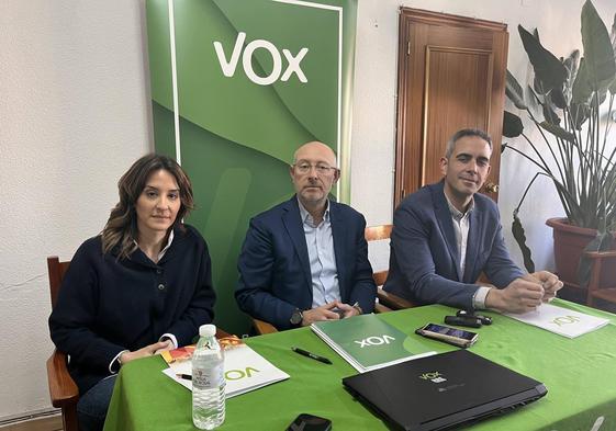 El portavoz de Vox, Sergio Chagartegui, (dcha.), junto a otros miembros del partido en Aranda de Duero.