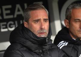 Jon Pérez Bolo, en el banquillo de El Plantío durante el partido frente al Sporting de Gijón.