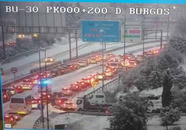 La nieve provoca incidencias y atascos en la A-1 en Burgos