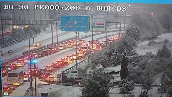 La nieve provoca incidencias y atascos en la A-1 en Burgos