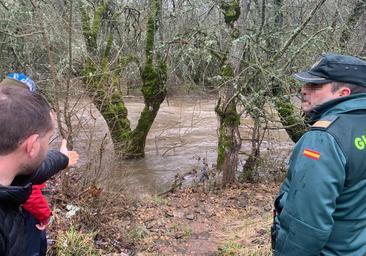 Los GEAS peinan el río Pedroso buscando a la mujer desaparecida