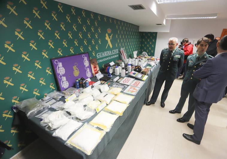 La Guardia Civil ha intervenido numeroso material ilegal.