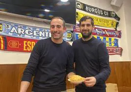 Lucas y Marcos, propietarios de El Acento, con sus empanadas