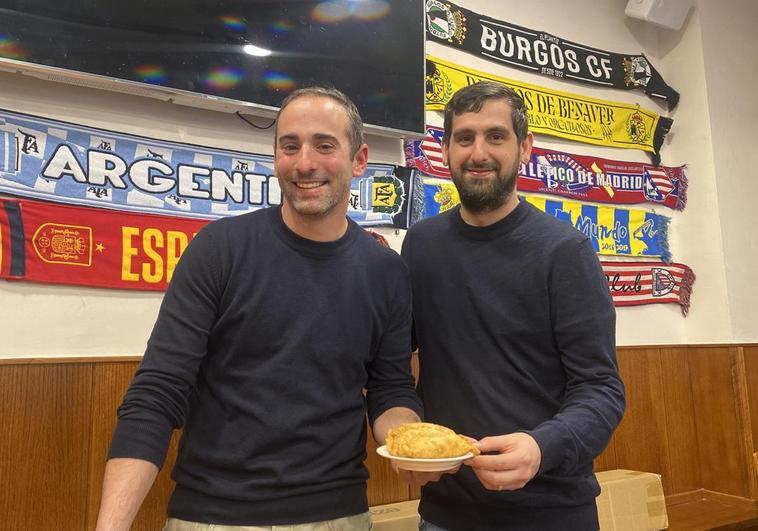 Lucas y Marcos, propietarios de El Acento, con sus empanadas