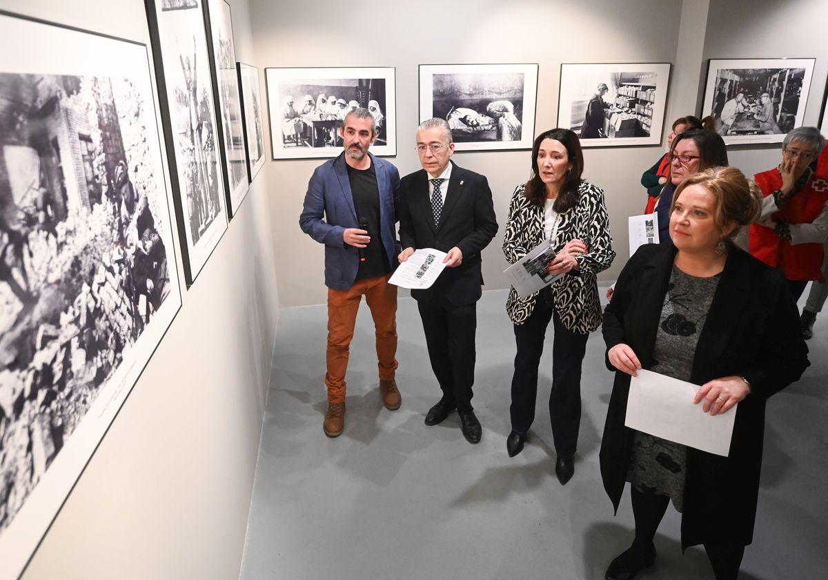 La alcaldesa de Burgos, Cristina Ayala, en la inauguración de la exposición.