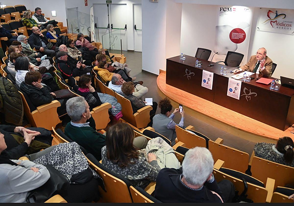 José Manuel López Gómez, doctor y cronista de la ciudad de Burgos, durante la charla.