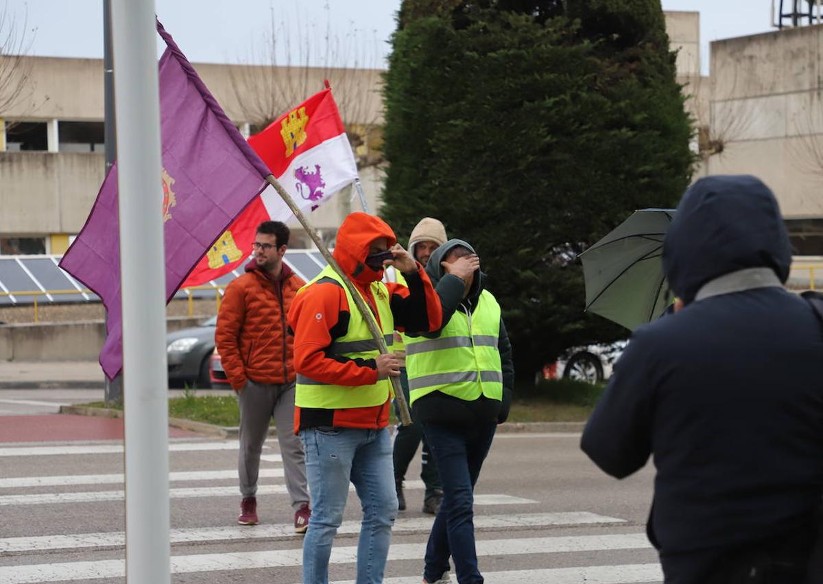 Imagen secundaria 1 - Protesta de agricultores frente a la casa cuartel de la Guardia Civil en Burgos. 