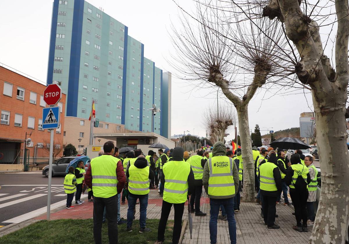 Agricultores frente a la Guardia Civil de Burgos.