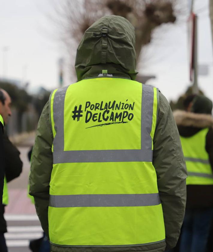 Imagen secundaria 2 - Protesta de agricultores frente a la casa cuartel de la Guardia Civil en Burgos. 