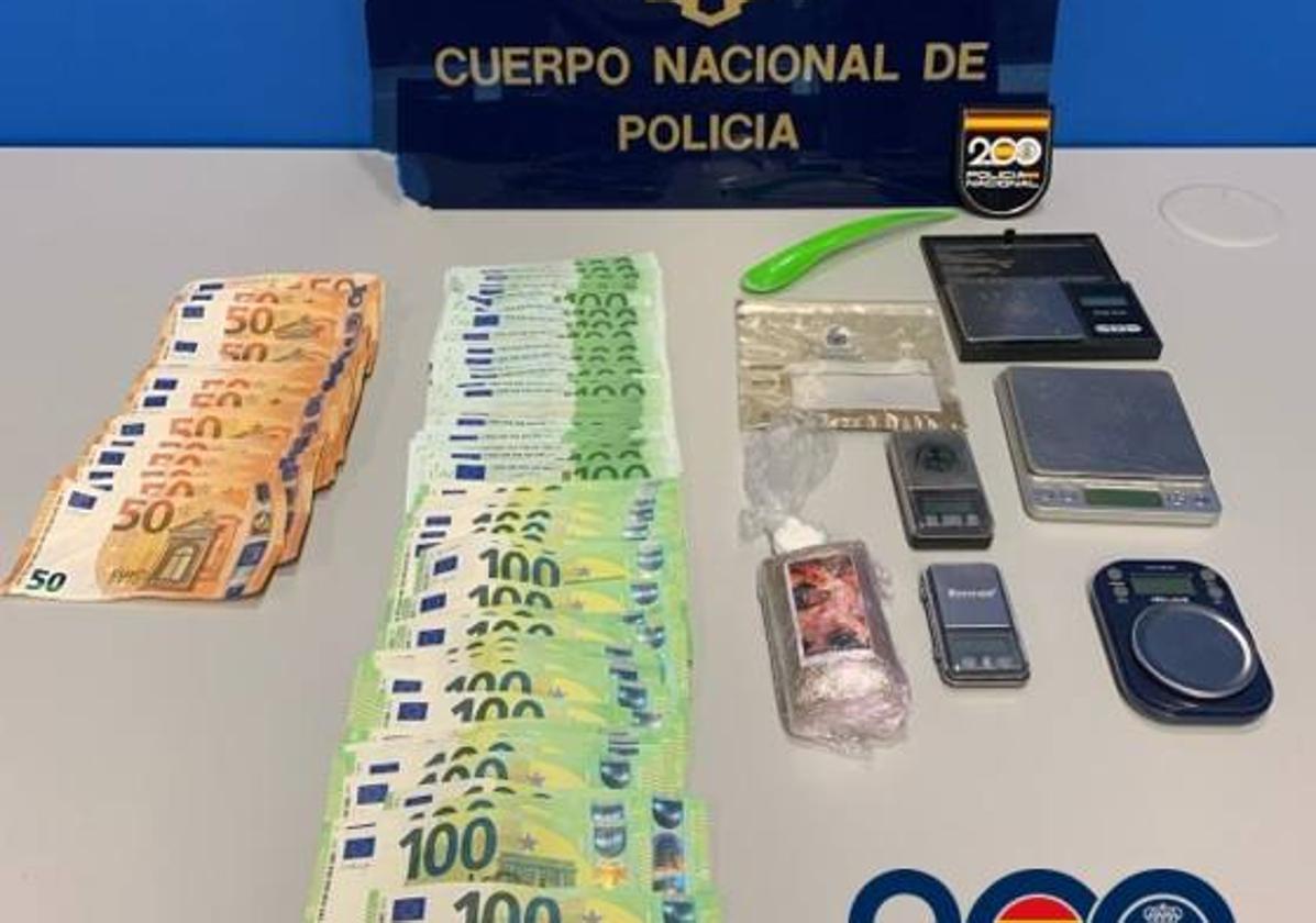 Dinero, drogas y otros elementos inacutados por la Policía Nacional en Miranda de Ebro.