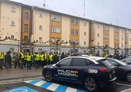 Manifestación a la puerta del Juzgado de Aranda.