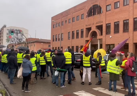 Concentración a la puerta del Juzgado de Aranda de Duero.