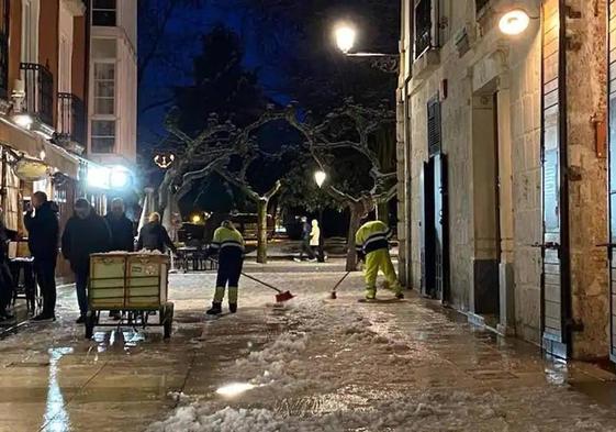 Operarios municipales retiran la nieve el sábado pasado en la capital burgalesa