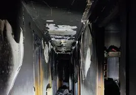 Estado de una vivienda tras un incendio en el que las puertas no se cerraron y se quemaron varias estancias y el humo dificultó el trabajo de los Bomberos.