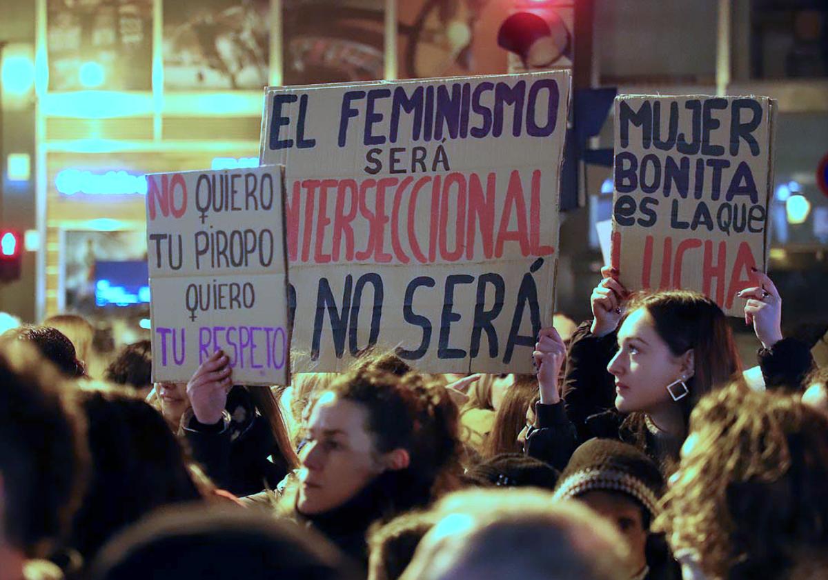 Imagen principal - Más carteles que se han podido ver en la manifestación.