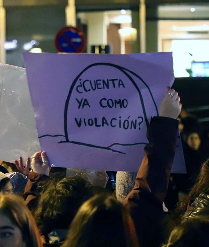 Imagen secundaria 2 - Los carteles son los protagonistas en estas manifestaciones. 