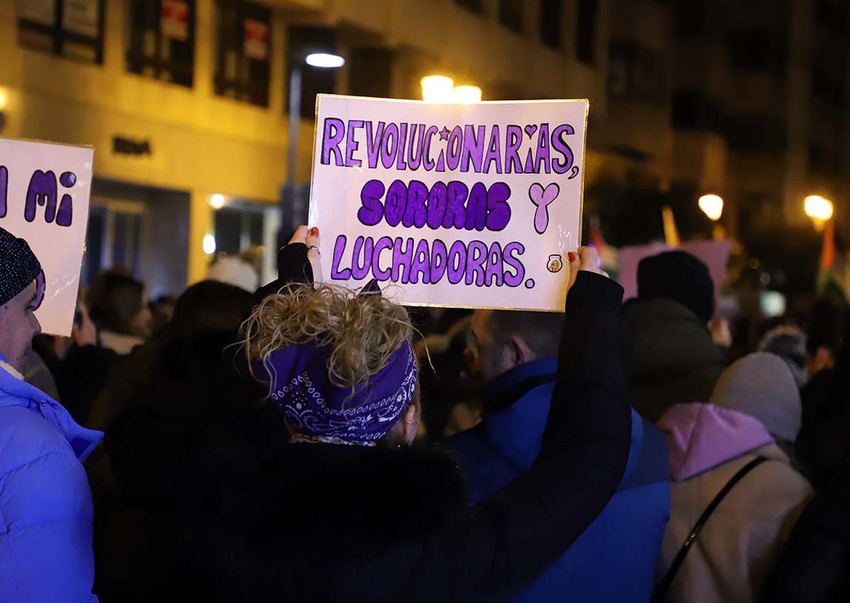 Imagen secundaria 1 - Más carteles que se han podido ver en la manifestación.