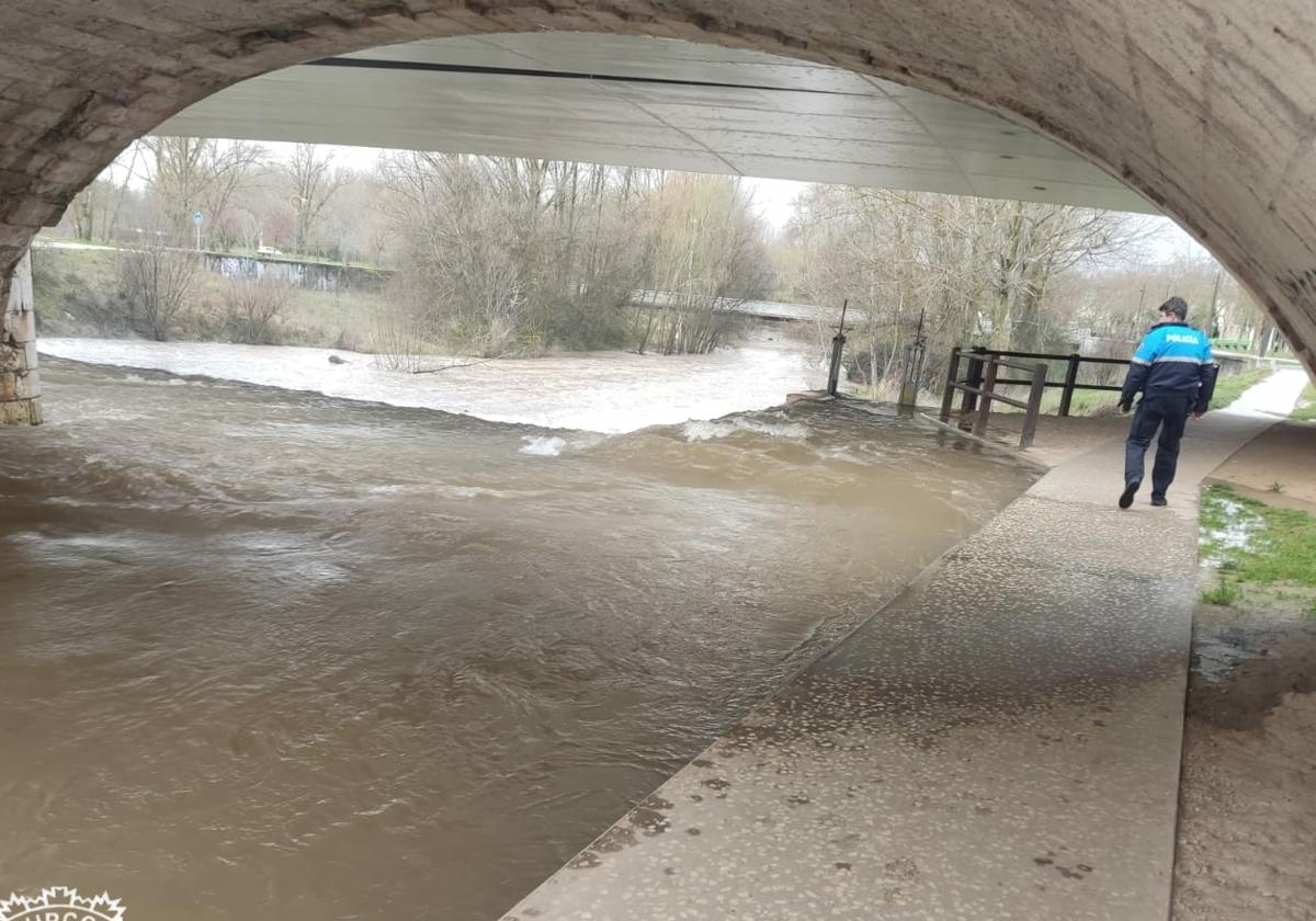 Acceso peatonal en el puente de Capiscol, Burgos.