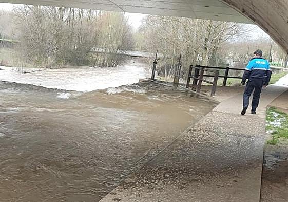El Arlanzón baja con fuerza por Burgos capital.