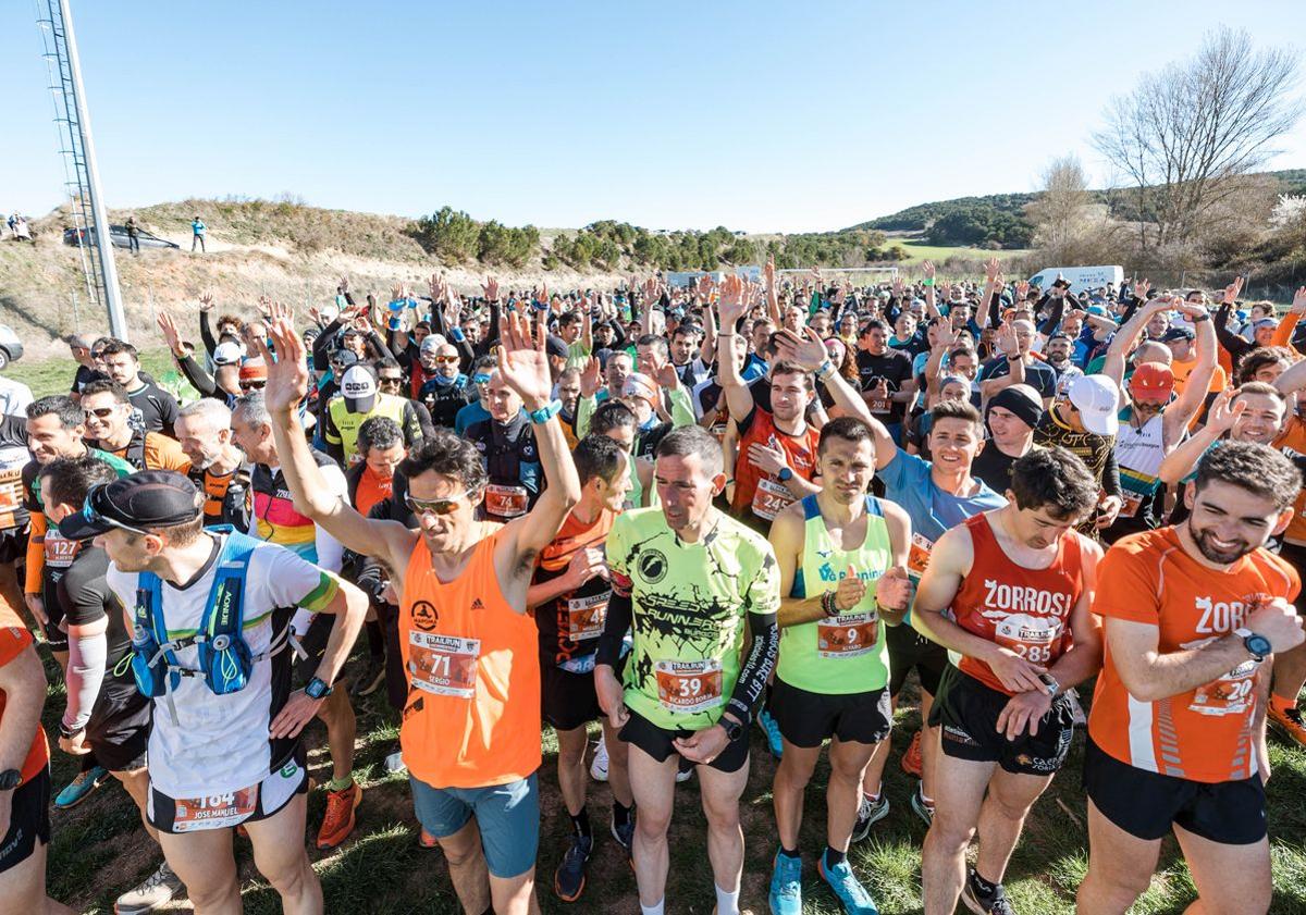 Imagen principal - Participantes en la prueba de 2023; quedada de los corredores junto a la catedral y voluntarios tras la recogida de basura generada en la prueba.