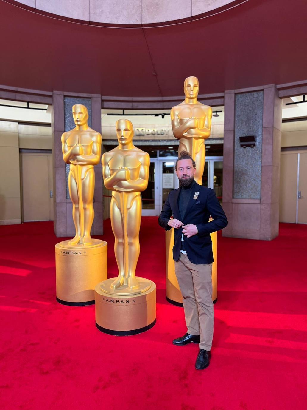 Carlos Sánchez, el burgalés que ha cortado jamón ibérico en los Oscar, posa en la alfombra roja del Dolby Theatre
