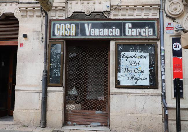 Antigua tienda de ultramarinos en el paseo del Espolón.