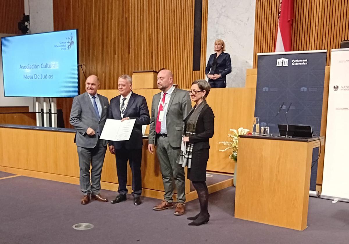 Momento de la entrega del premio en el Parlamento austriaco.