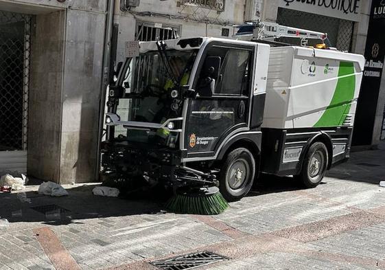 Un camión del servicio municipal de limpieza retira la basura en la calle San Juan