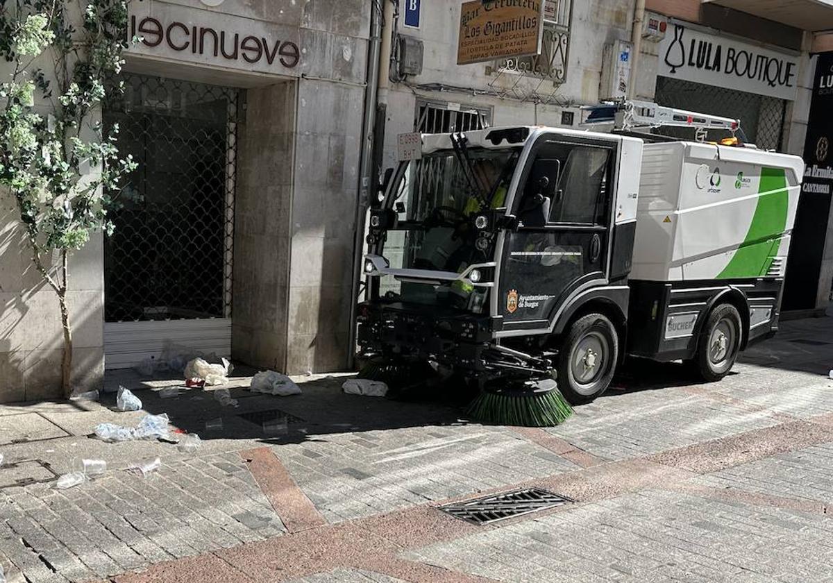 Un camión del servicio municipal de limpieza retira la basura en la calle San Juan