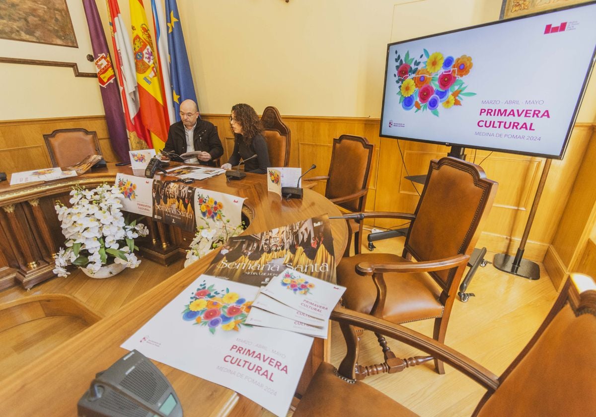 Marcos Pérez Illera, párroco de Medina de Pomar, y Nerea Angulo, concejala de Cultura y Turismo, en la presentación del programa 'Primavera Cultural' y la Semana Santa.